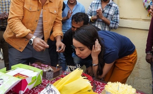 shraddha kapoor cake cutting