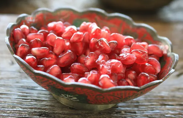 Benefits of Pomegranate for Skin Hair and Health  Feminain