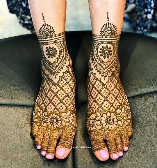 Simple Arabic Mehndi Design for Feet