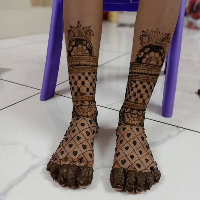 Crisscross Mehendi Design on the Leg with Hearts