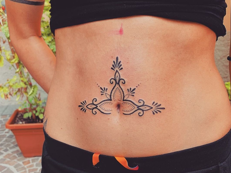 Belly button tattoo hi-res stock photography and images - Alamy