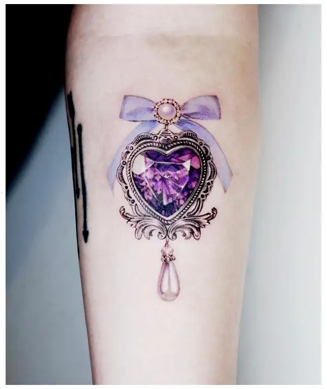 Pretty Grotesque Tattoo Designs  Cute lil pink chain heart on poor  jessicas elbow