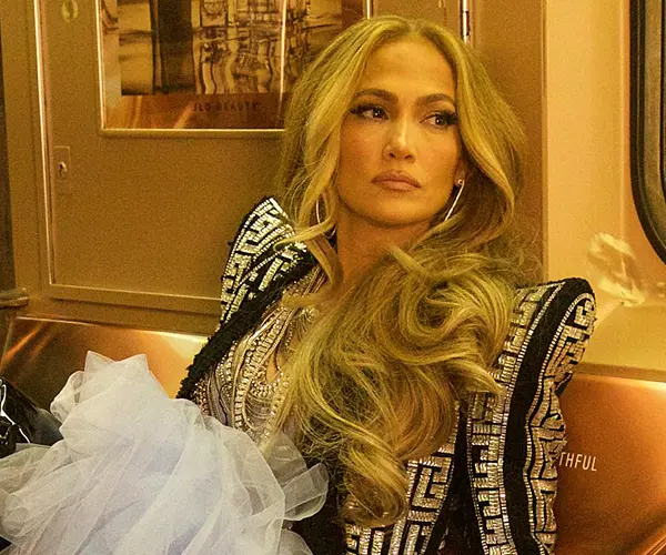 Whoa Jennifer Lopez Cut Her Hair Into a ShoulderLength Lob  Allure
