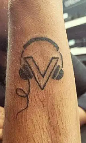 Aggregate 91+ about v name tattoo super cool .vn
