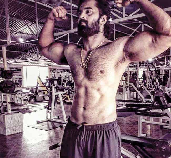 Top 40 Indian Celebrity Male Actors with Six Pack Abs 2023
