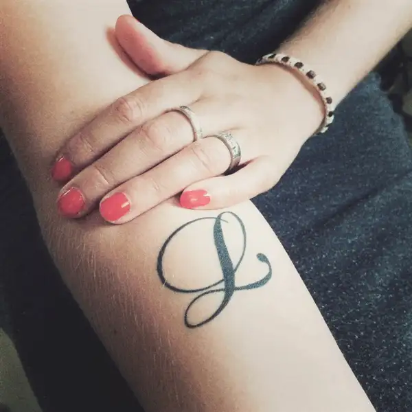 Woman Gets L And R Tattooed On Her Hands So She Never Gets Them Mixed  Up Again
