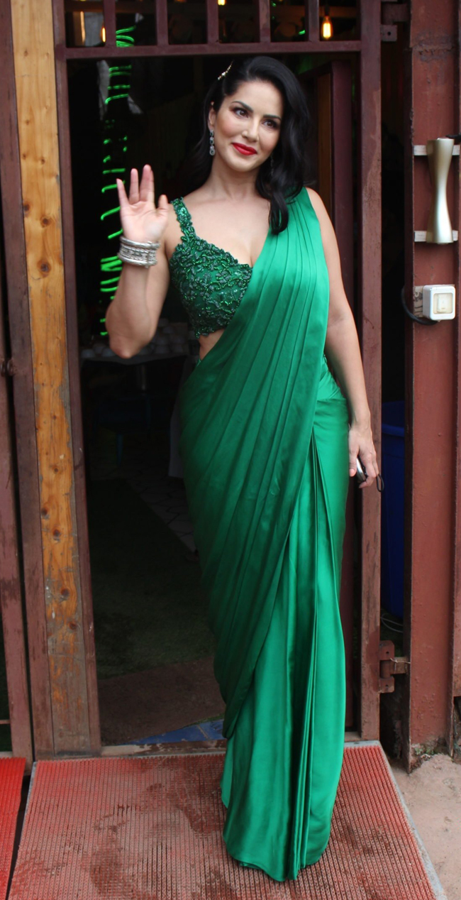 sunny leone green saree pics