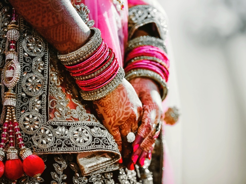 9 Traditional Indian Bridal Bangles Set Designs 2022