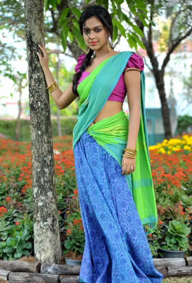 15 Super-Hot Pics of Telugu and Tamil Girls in Half Saree