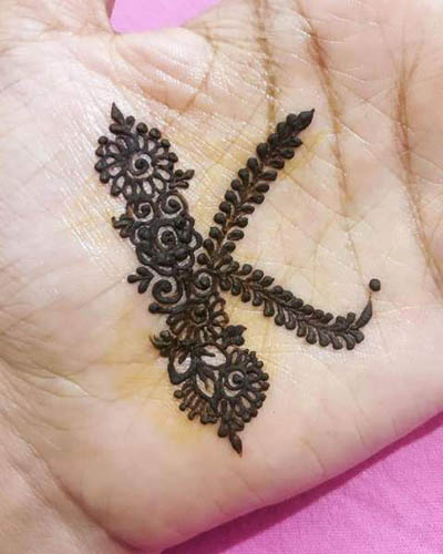 Stylish Feet mehndi design Follow for More @3d_henna_touch . . . . . .  #feet #feetdesign #footmehndi #feetmehndi #rose #chain #tattoo… | Instagram