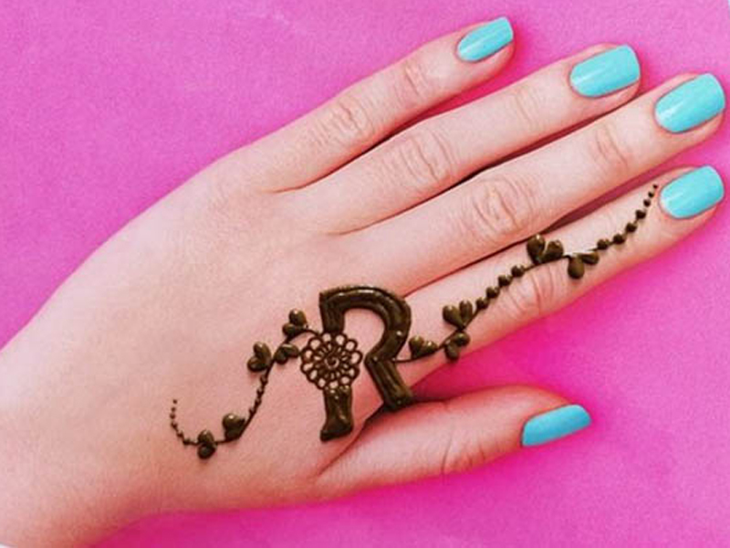 Letter p with cute heart   Design per tatuaggio allhennè Mehandi  designs Disegni hennè