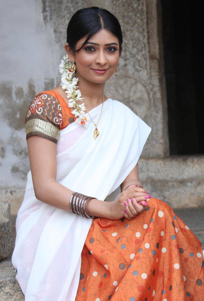sandalwood actress in half saree