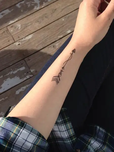 Black minimal arrow tattoo on the forearm  Tattoogridnet