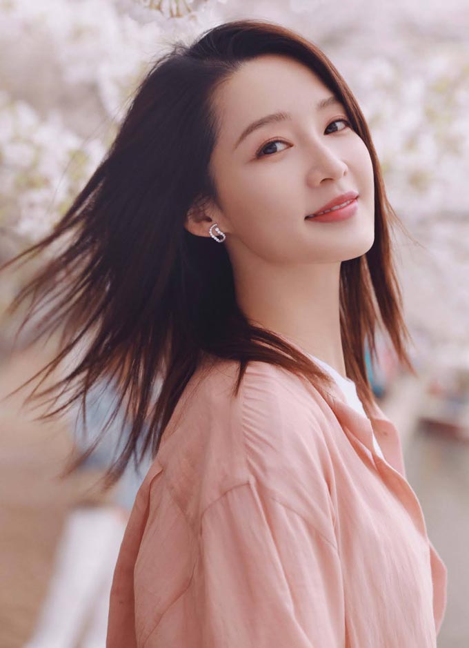 Hot Chinese Actress Li Qin
