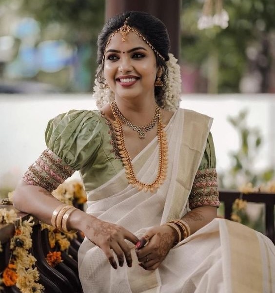 Onam Look 4: Wearing beautiful Kerala tissue saree with royal blue peeli  embroidery, kasavu and tassels at the border.🦚♥️ Saree :… | Instagram