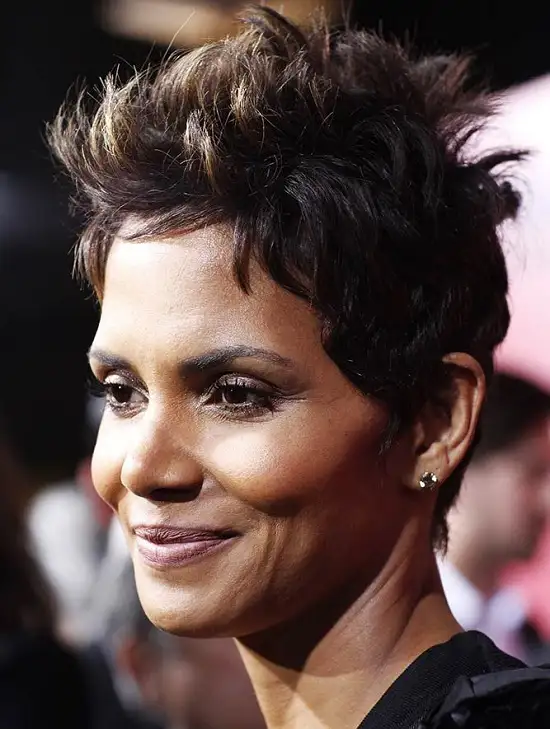 20 Different Halle Berry Hairdos for Long and Short Hair
