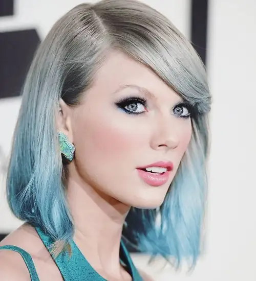 Taylor Swifts Beachy Waves at the iHeartRadio Music Awards Were Everything   Glamour