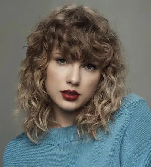 Taylor Swift  Side swept hairstyles Side curls Taylor swift hair