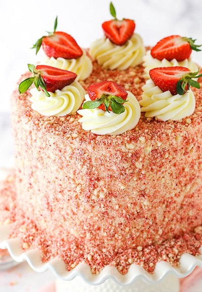 Crunchy Strawberry Cake