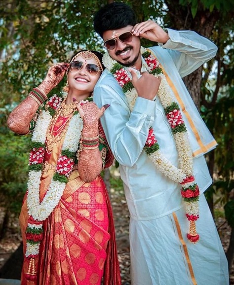 Image of Indian couple in ethnic wear in namaskara pose or  greeting-VI645059-Picxy