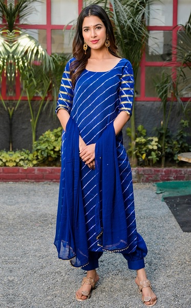 Long Kurti with white salwar and printed dupatta  Casual indian fashion  Dress indian style Fashion