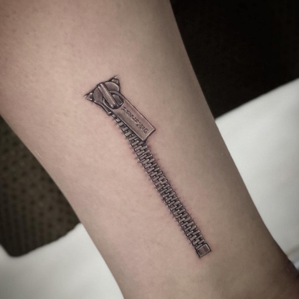 Simple Zipper Tattoo On The Leg