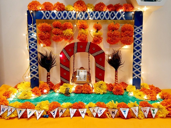Pin by Malan on Baal Krishna / Shreenathji .. Shringaar .. Hindola .. Palna  decorations | Janmashtami decoration, Ganpati decoration design, Flower  decorations diy