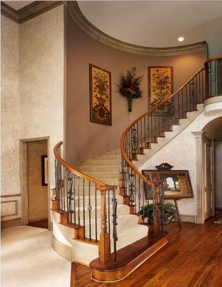 Curved Staircase Décor