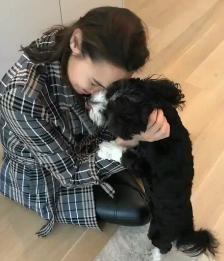 Gal Gadot With Her Cute Pet