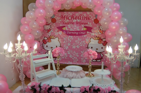Hello-Kitty-Birthday-Party-Decoration