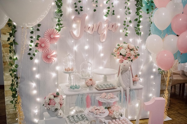 One-Year-Birthday-Decor-at-Home-with-Lights