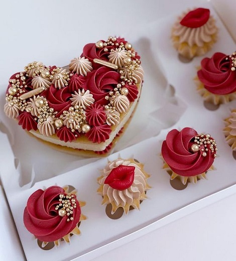 Valentine’s Day Bento Cake Box With Cupcakes