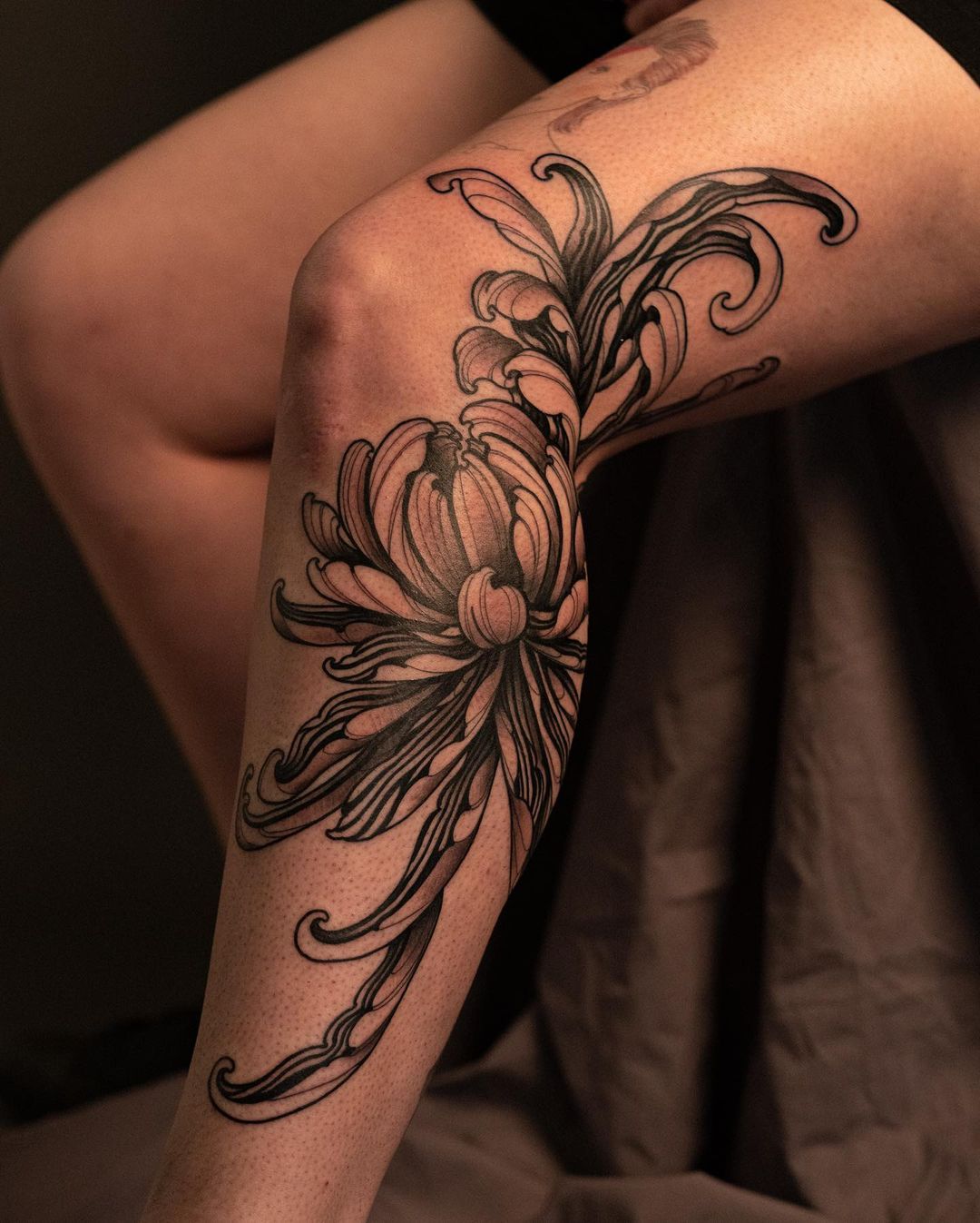 Chrysanthemum Knee Tattoo | Chrysanthemum tattoo, Knee tattoo, Tattoo styles