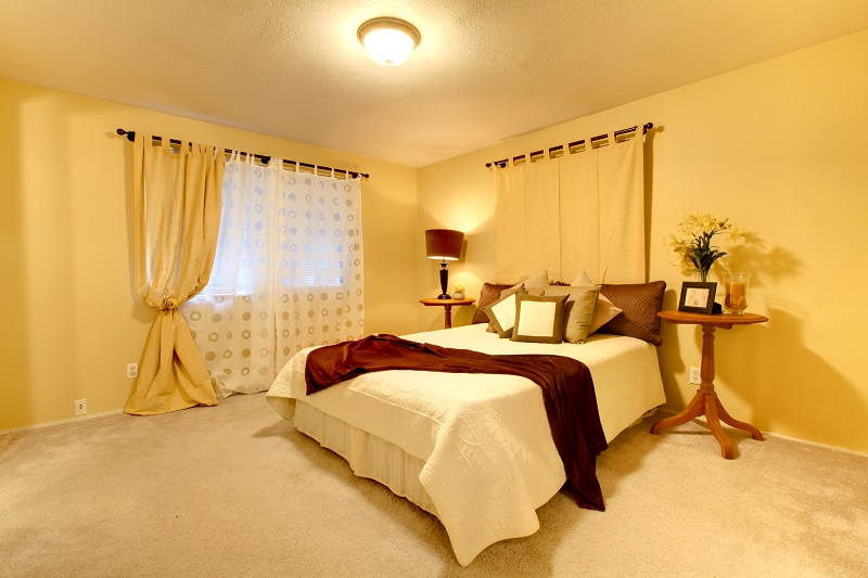 Elegant,bedroom,with,light,yellow,walls,and,matched,bedroom,cloth